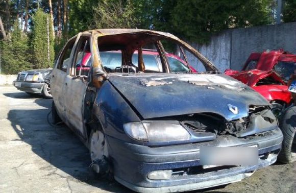 Коли правоохоронці прибули до місця події, автомобіль «Рено» згорів майже вщент. 