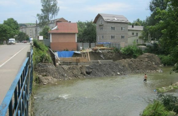 Річка Яблунька в місті Турка на Львівщині