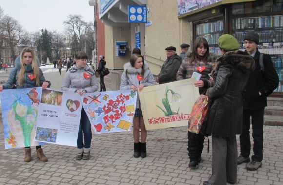 Молодь Івано-Франківська уже захищає первоцвіти