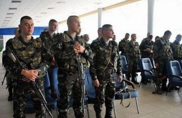 десантники з 80-го аеромобільного полку зі Львова в аеропорту Луганська