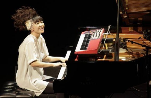 Хіромі (Hiromi), 35-річна джазова піаністка з Японії, відома своєю віртуозною технікою і змішуванням у своїх виступах різних музичних жанрів, як от пост-боп, прогресивний рок, класика та джаз.