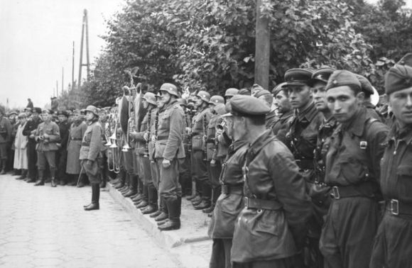Радянські і німецькі військові на спільному параді у 1939 році. 