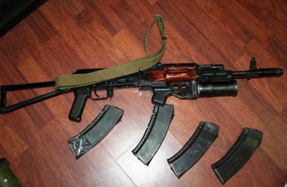 Зокрема в затриманого терориста вилучено автомат Калашникова АК-74 з підствольним гранатометом, магазинами та набоями до нього