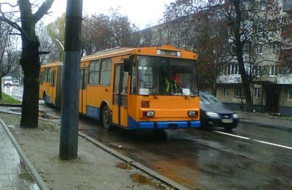 Тролейбуси №25 курсують з вулиці Стрийської до площі Петрушевича та у зворотному напрямку