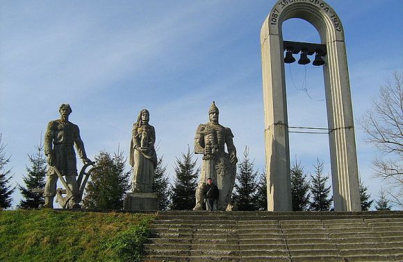Пам'ятник 900-літтю Звенигорода, який зачекався коштів на розвиток історичного ландшафтного парку «Давній Звенигород»