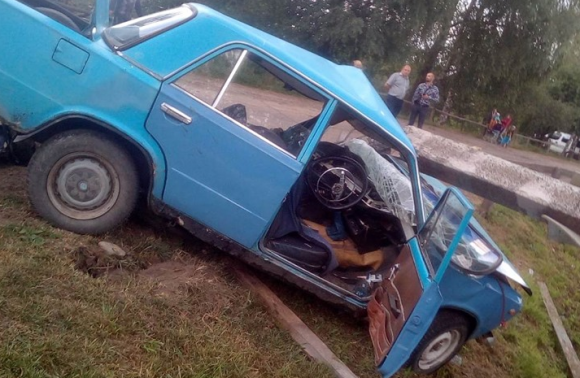 Водій автомобіля «ВАЗ 2101» не розминувся 17 липня в селі Туринка з електроопорою