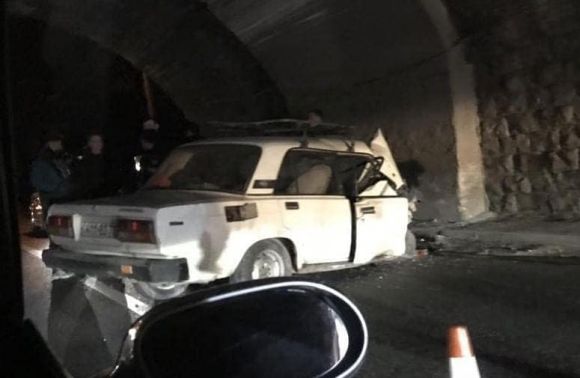 Автомобіль не розминувся на вулиці Богданівській у Львові з опорою моста