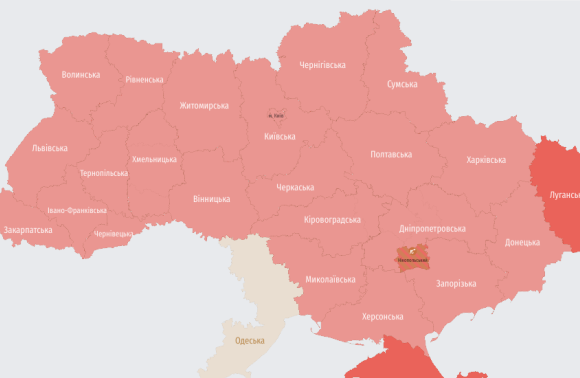 Раптова повітряна тривога майже опівночі: вся Україна – червона