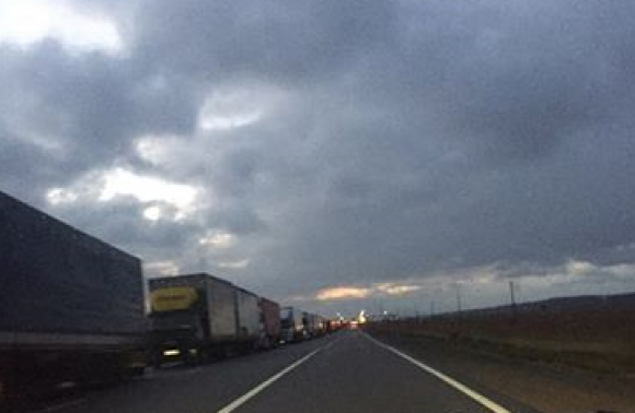 Черга вантажних автомобілів перед пунктом пропуску «Рава-Руська» 3 листопада 2016 року