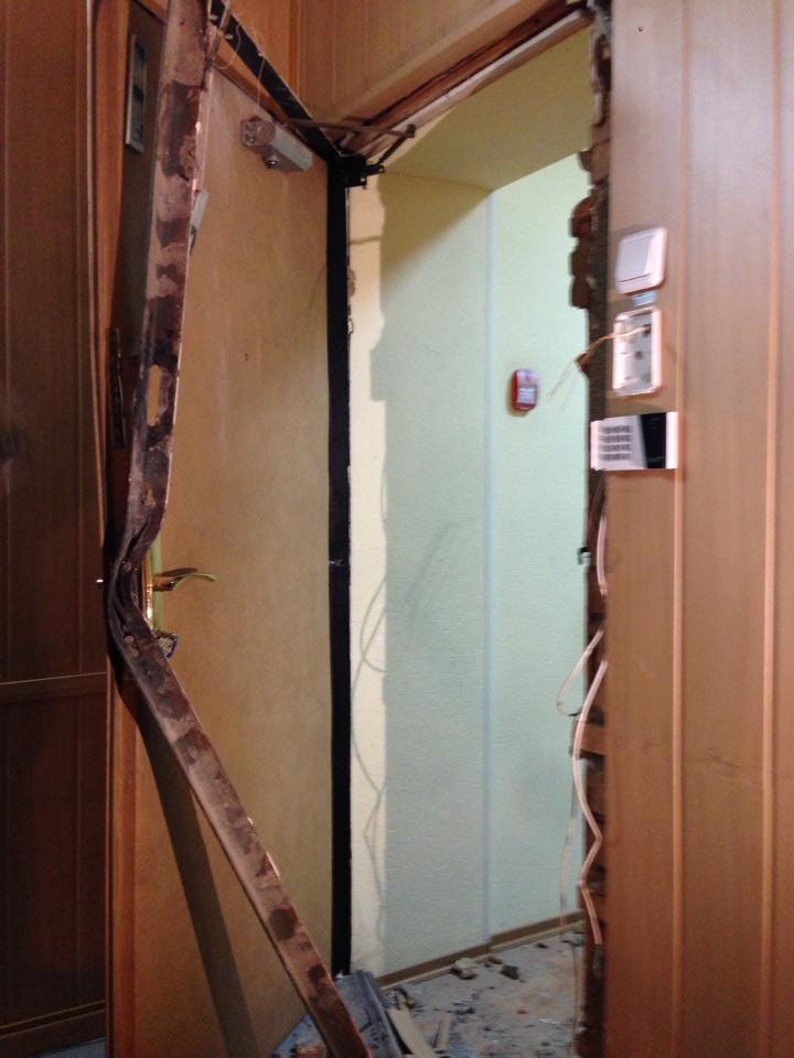 Выбили дверь в квартиру. Выломанная дверь в квартиру. Сломанная дверь. Дверь сломалась. Ломаная дверь.