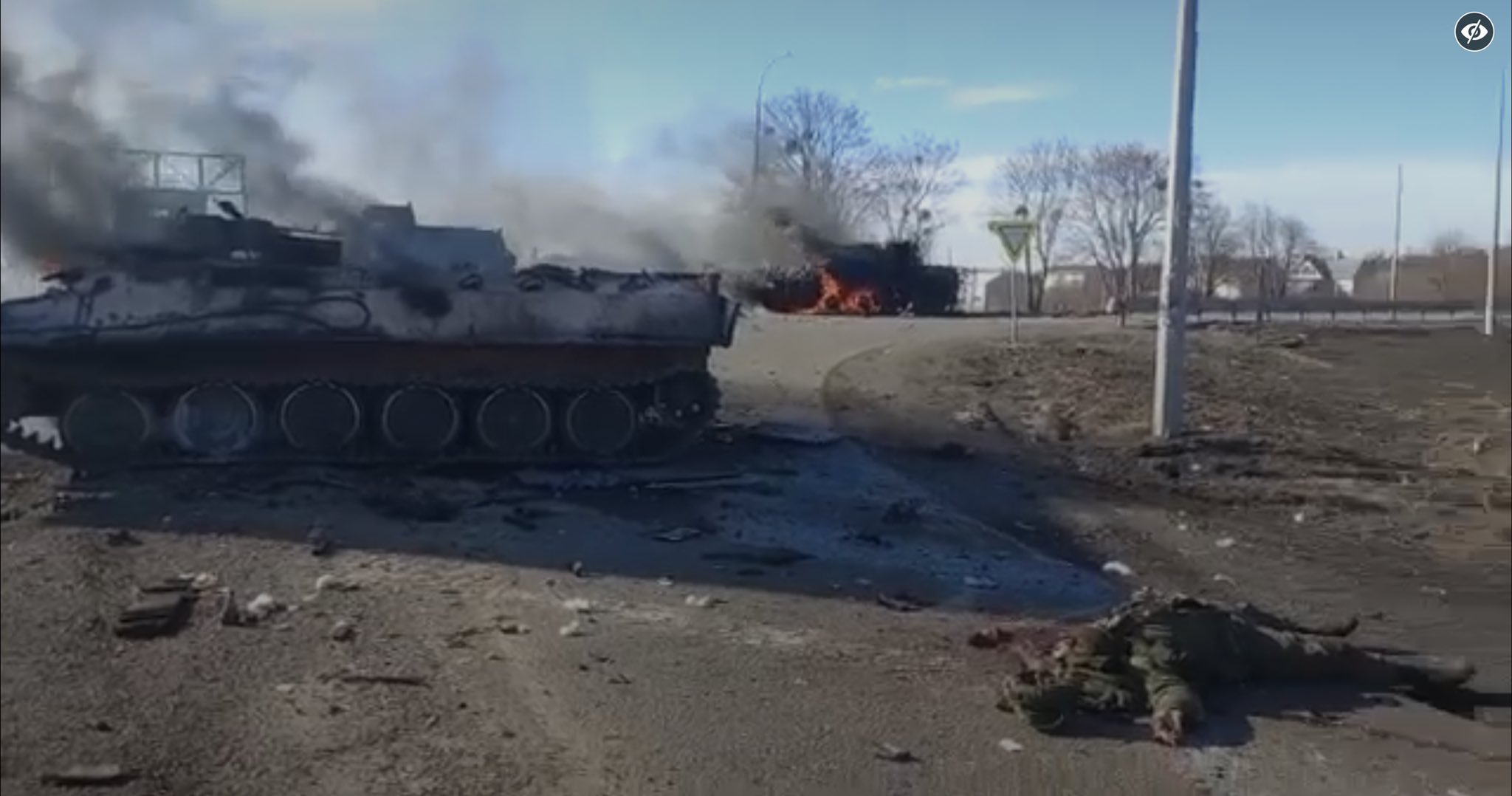 Видео снятое хохлами. Подбитая бронетехника России в Украине.