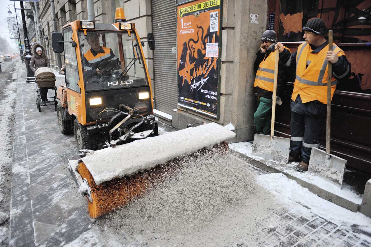 Нормы очистки снега. Уборка снега с тротуаров. Машины для уборки снега на тротуарах. Машина для очистки тротуаров от снега. Трактор для уборки тротуаров от снега.